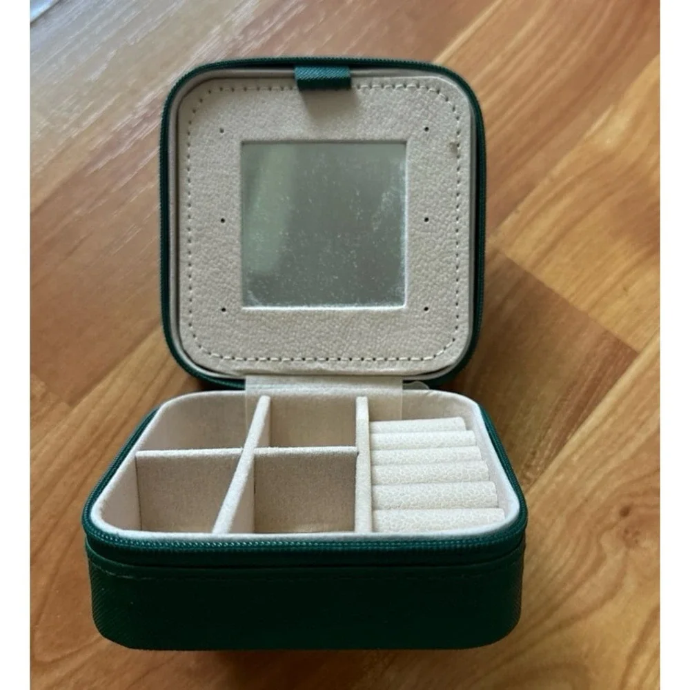 TRAVEL JEWELLERY BOX-IN GREEN FAUX LEATHER-‎ New !
